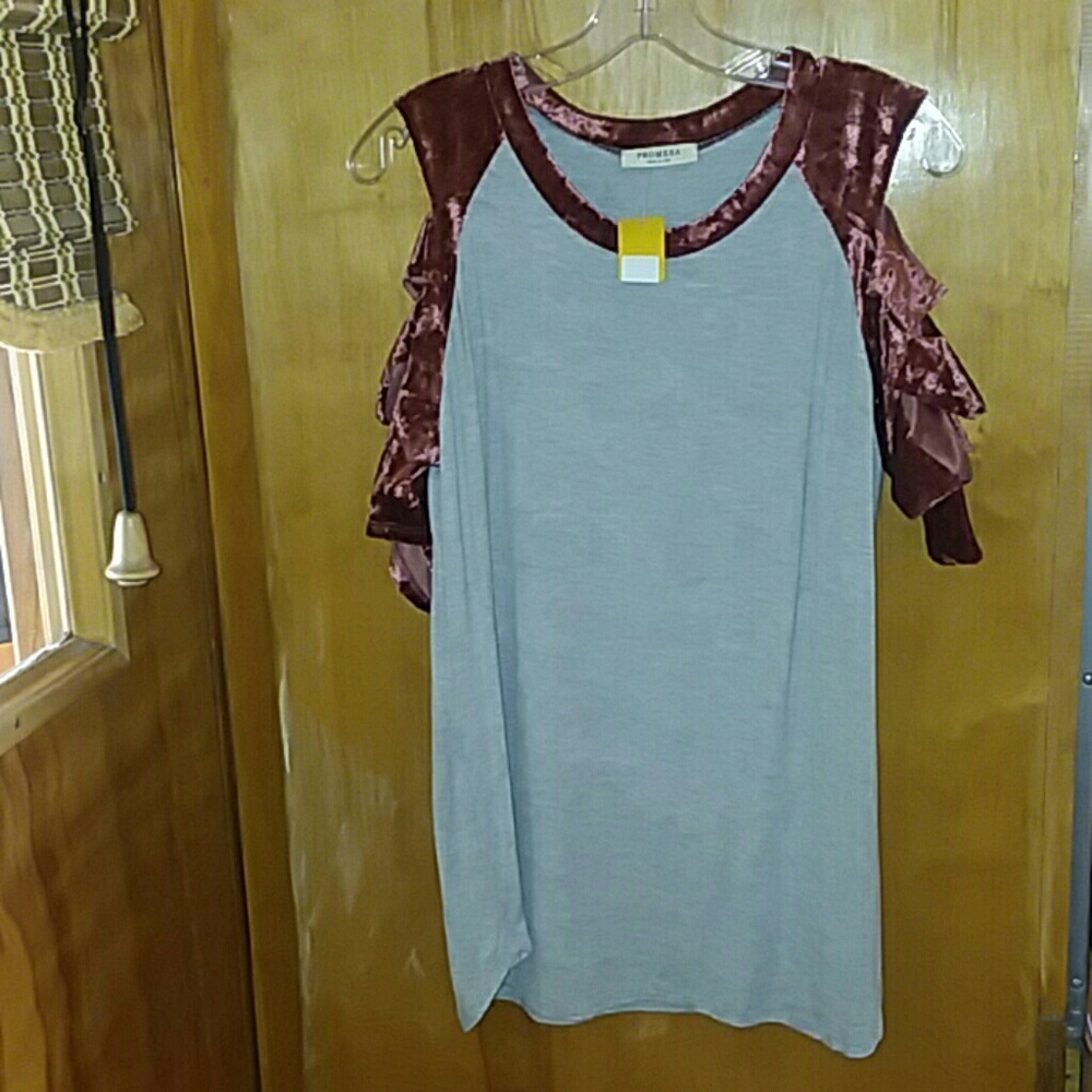 Trendy "t-shirt"with velvet slits in arm.